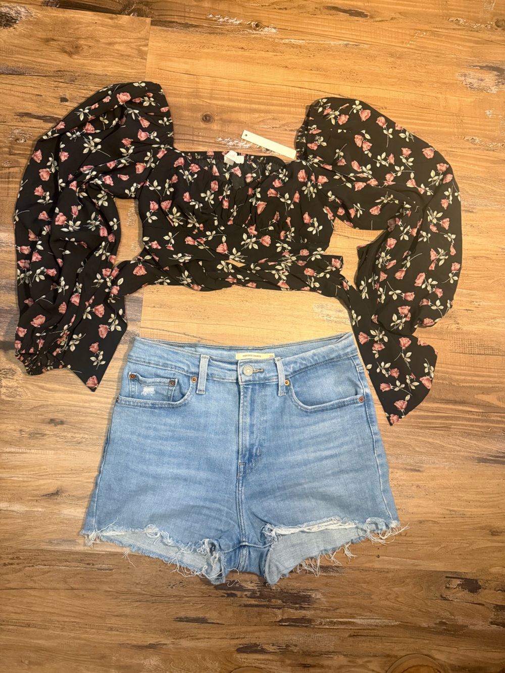 Bundle! NWT Blush Boutique Crop top and good condition Levi’s Jean shorts